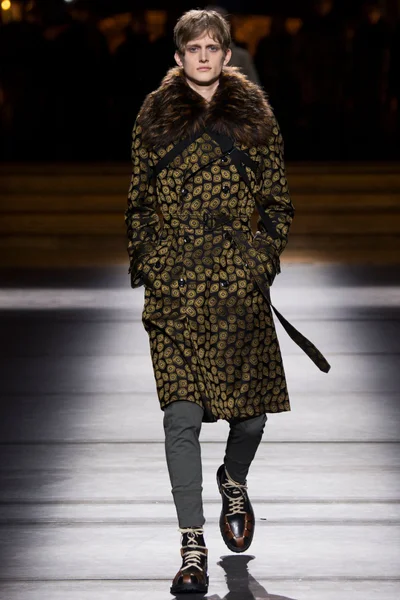 Look 16